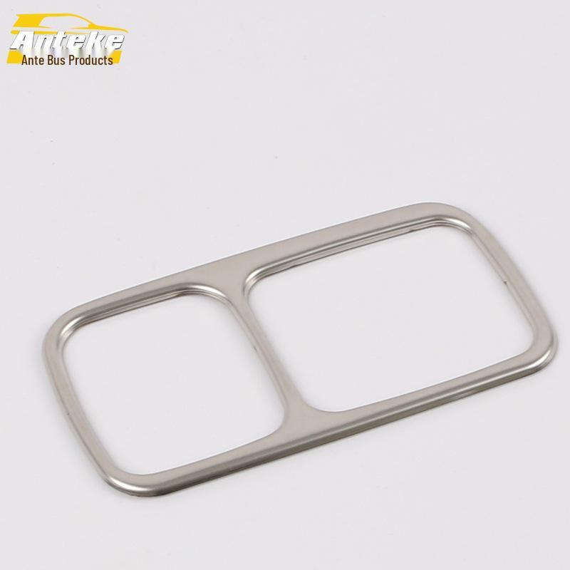 

Декоративная рамка порта для зарядки заднего ряда Malibu XL для моделей 16 года