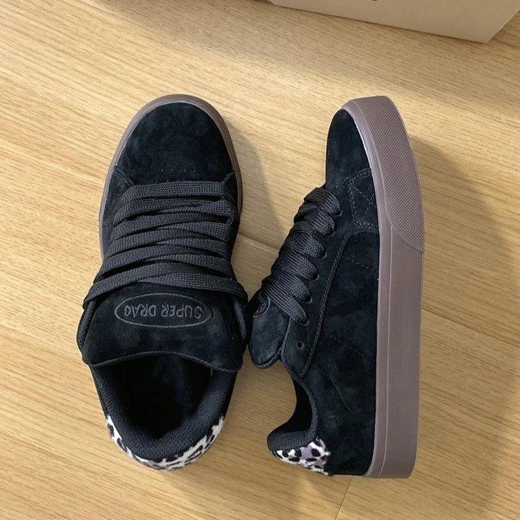 2025 Autumn New Retro Black High-value Low-top Board Shoes Women's Ins Trendy Flip Fur Versatile Casual Shoes