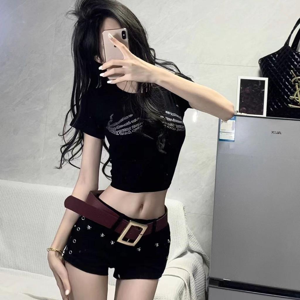 Sexy Low-Waist Retro Slim Hot Girl mit engen Jeans-Shorts
