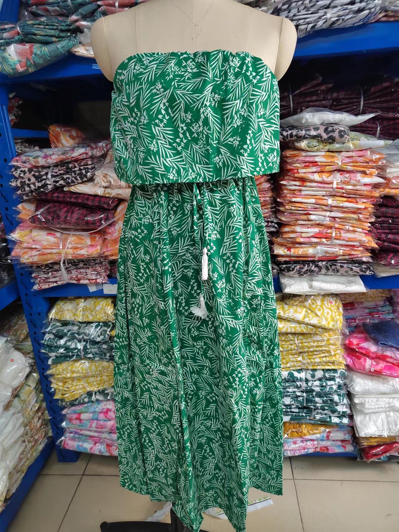 

Платье с принтом листьев, с открытыми плечами, с оборками и разрезом S зелёный