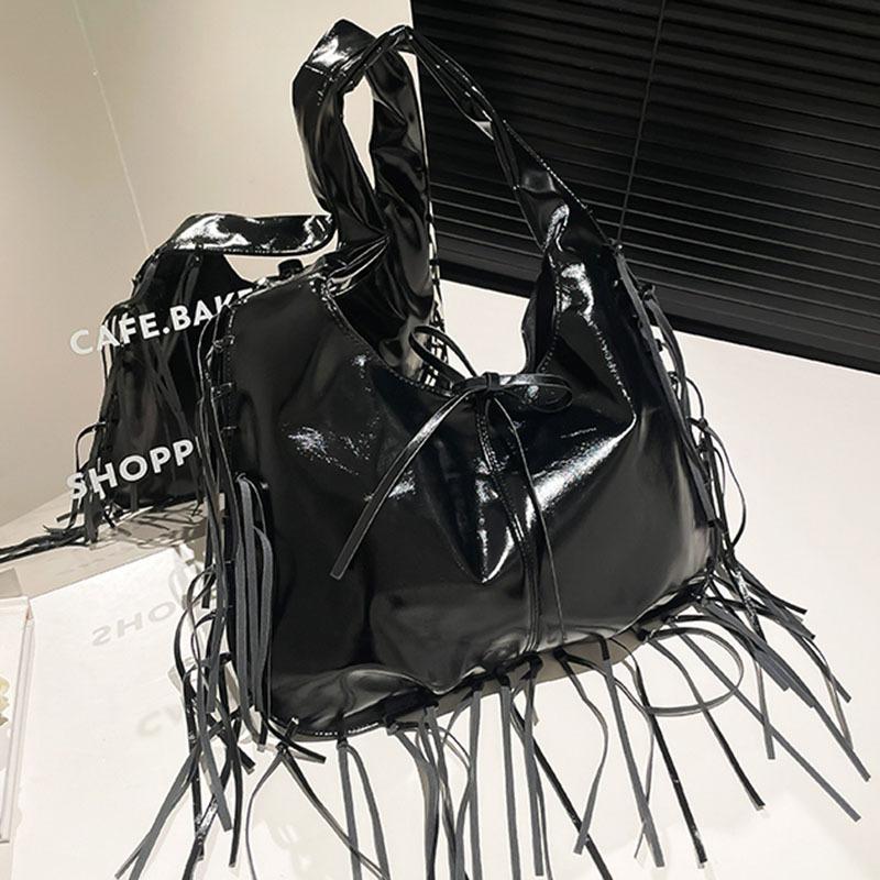 Retro bag women's large-capacity new autumn and winter niche shoulder underarm bag fringed tote bag