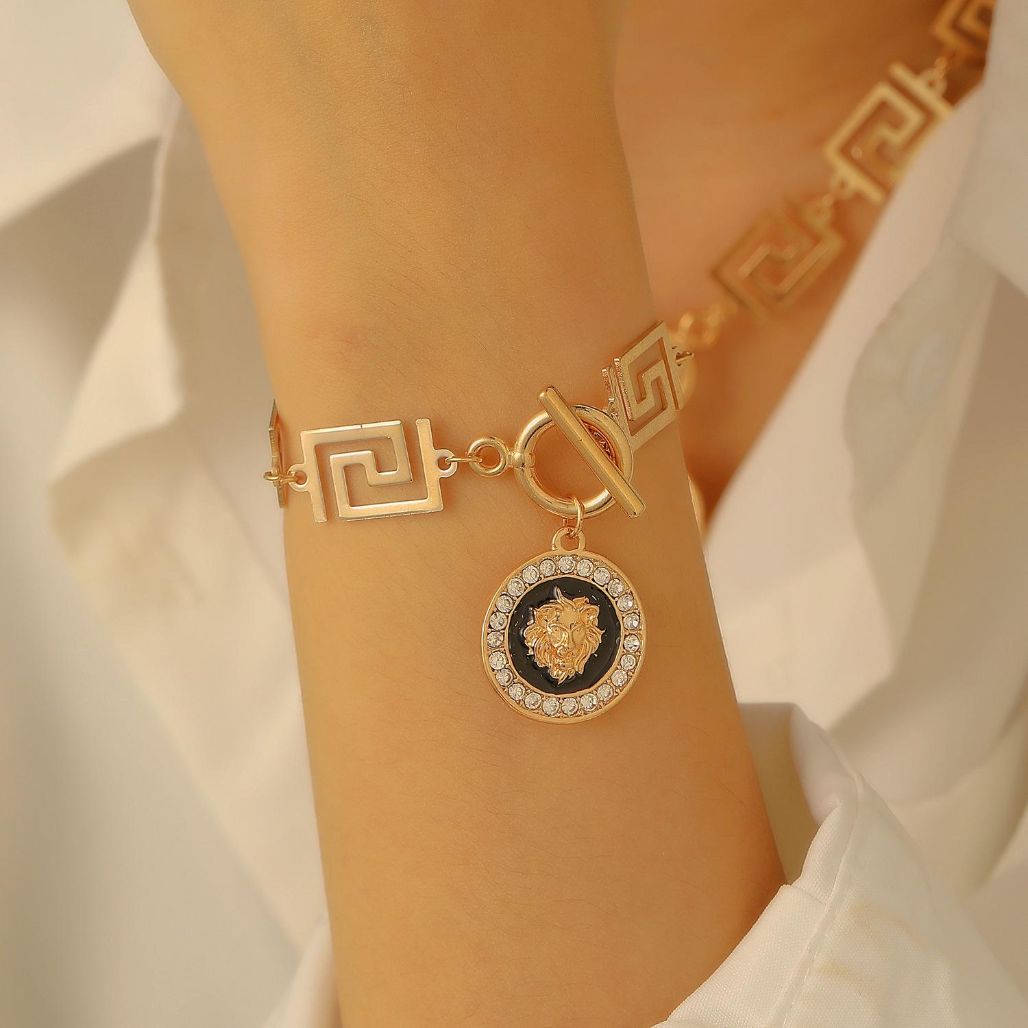 

Винтажный придворный стиль, набор украшений с головой льва: Ожерелье, Серьги, Браслет и Кольцо с бриллиантовыми акцентами