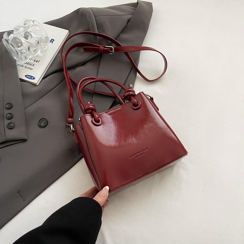 This year's popular retro portable bucket bag, fashionable versatile oil wax leather, high-end commuter messenger women's bag