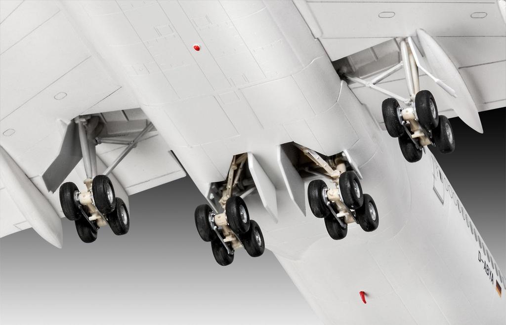 German Revell Lufthansa New Livery Passenger Plane Plastic Model Kit 03891 1/144 B747-8a