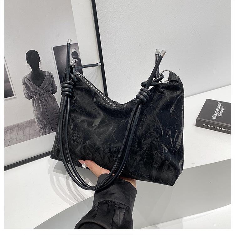 

This year s popular fashion Korean commuter armpit bag women s 2024 new versatile large-capacity student shoulder tote bag чорний