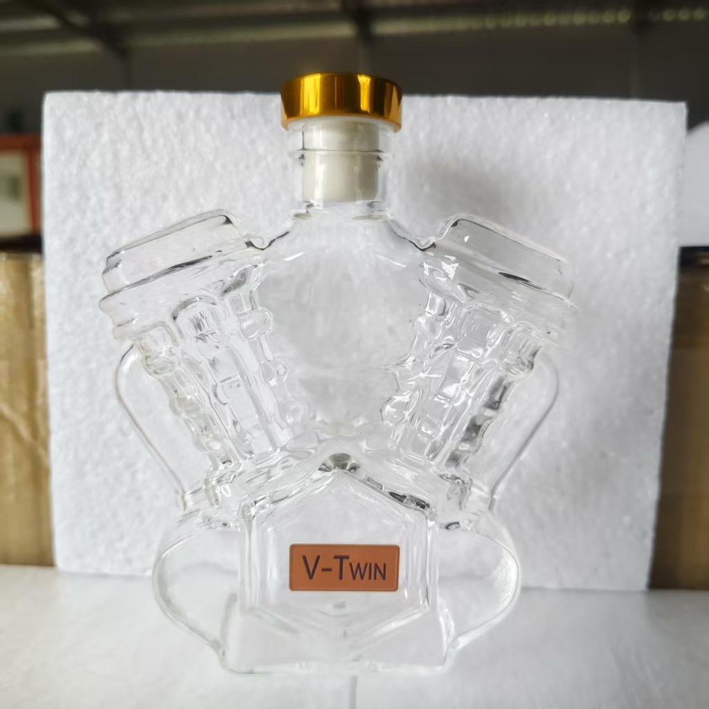 Handmade V8 V-twin Engine Whiskey Decanter Motorcycle Theme Wine Bottle Design New Unique Bar Accessories for Whiskey Lovers