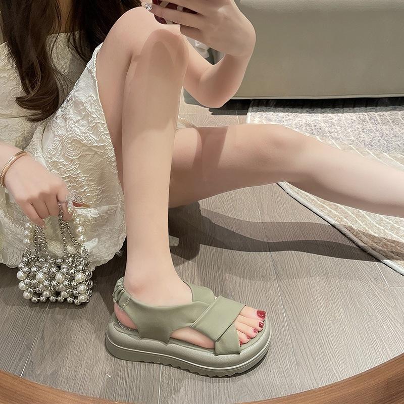 Stepping on shit sandals women's summer 2025 new one-pedal soft-soled versatile casual non-slip outer wear student cool slippers