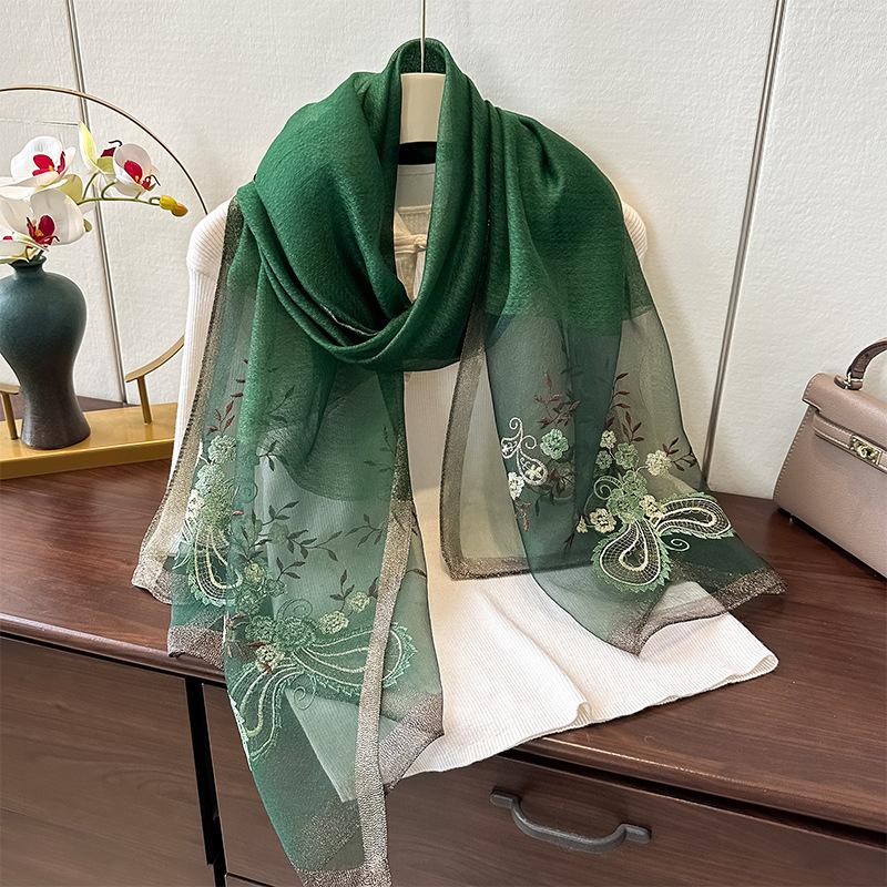 

Шелковая шерсть Вышитый шелковый шарф Женская мода Зарубежный стиль Зимний теплый шарф Холодная шаль Тонкий стиль 180*70 зелёный