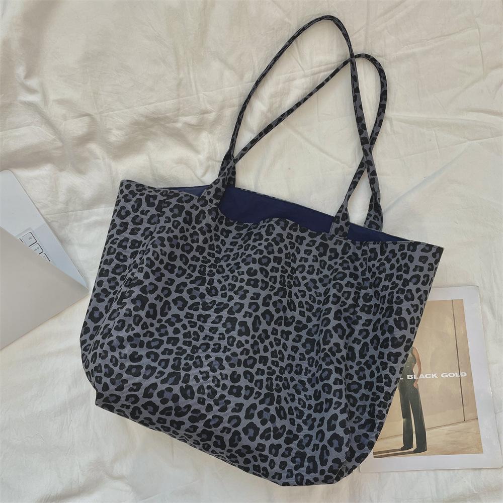 

Early autumn niche retro tote bag large capacity double-sided bag single shoulder commuting fashion lightweight cloth bag