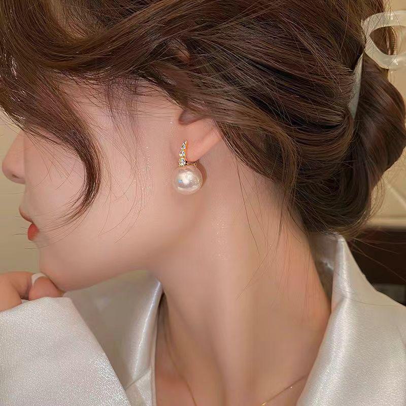 2024 French High-End Pearl Earrings: Luxury Square Stud Pendant for Women