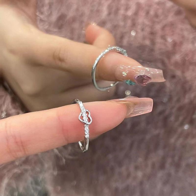 Damen Verstellbarer Liebes Zirkon Ring: Schlichtes hohles Herzdesign mit Diamantakzenten, ideal für den Zeigefinger einer modebewussten Freundin.