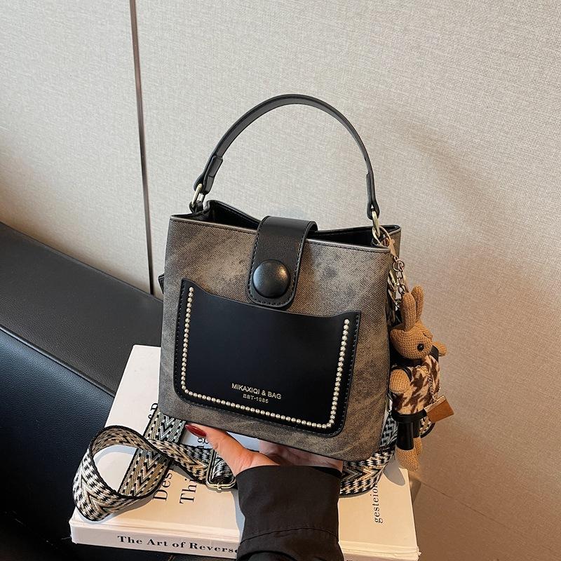 Retro high-end bag women's 2025 super fire Korean version fashion shoulder messenger bag niche design portable bucket bag