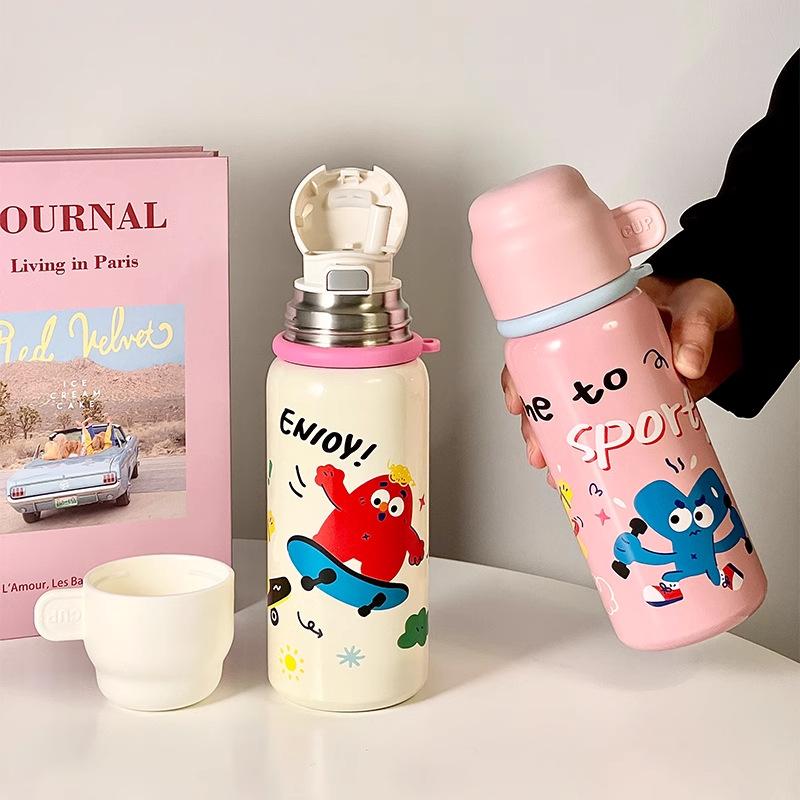 Elegancki kubek na wodę ze stali nierdzewnej z kreskówkową grafiką Uroczy dziecięcy kubek termiczny Jeden kubek Dwa wieczka Kubek ze słomką dla uczniów płci męskiej i żeńskiej