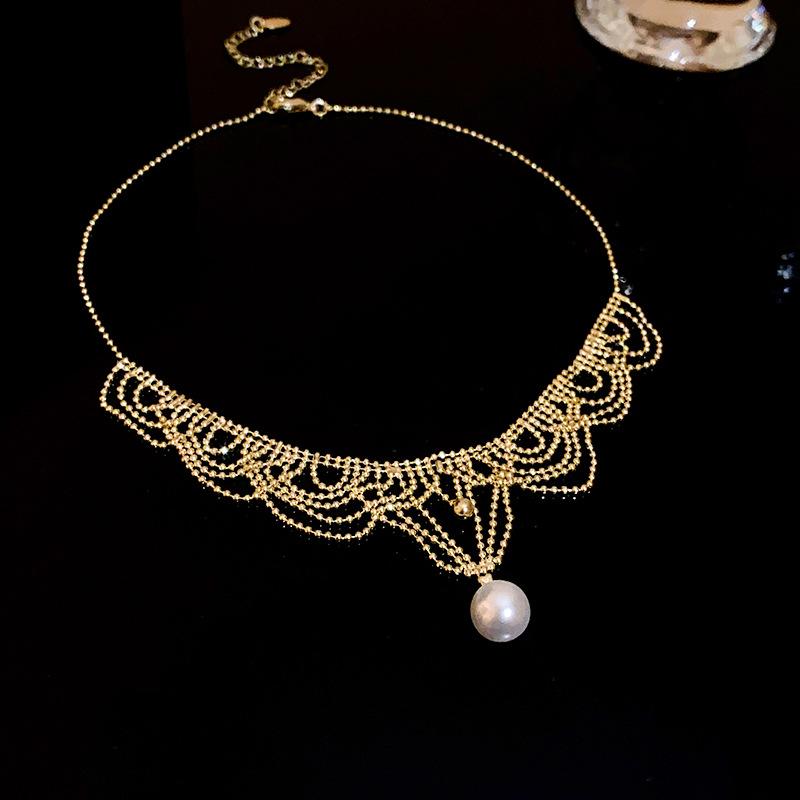 Butterfly Irregular Pearl Necklace Medieval Vintage Temperament Collarbone Chain Versatile High-end Jewelry