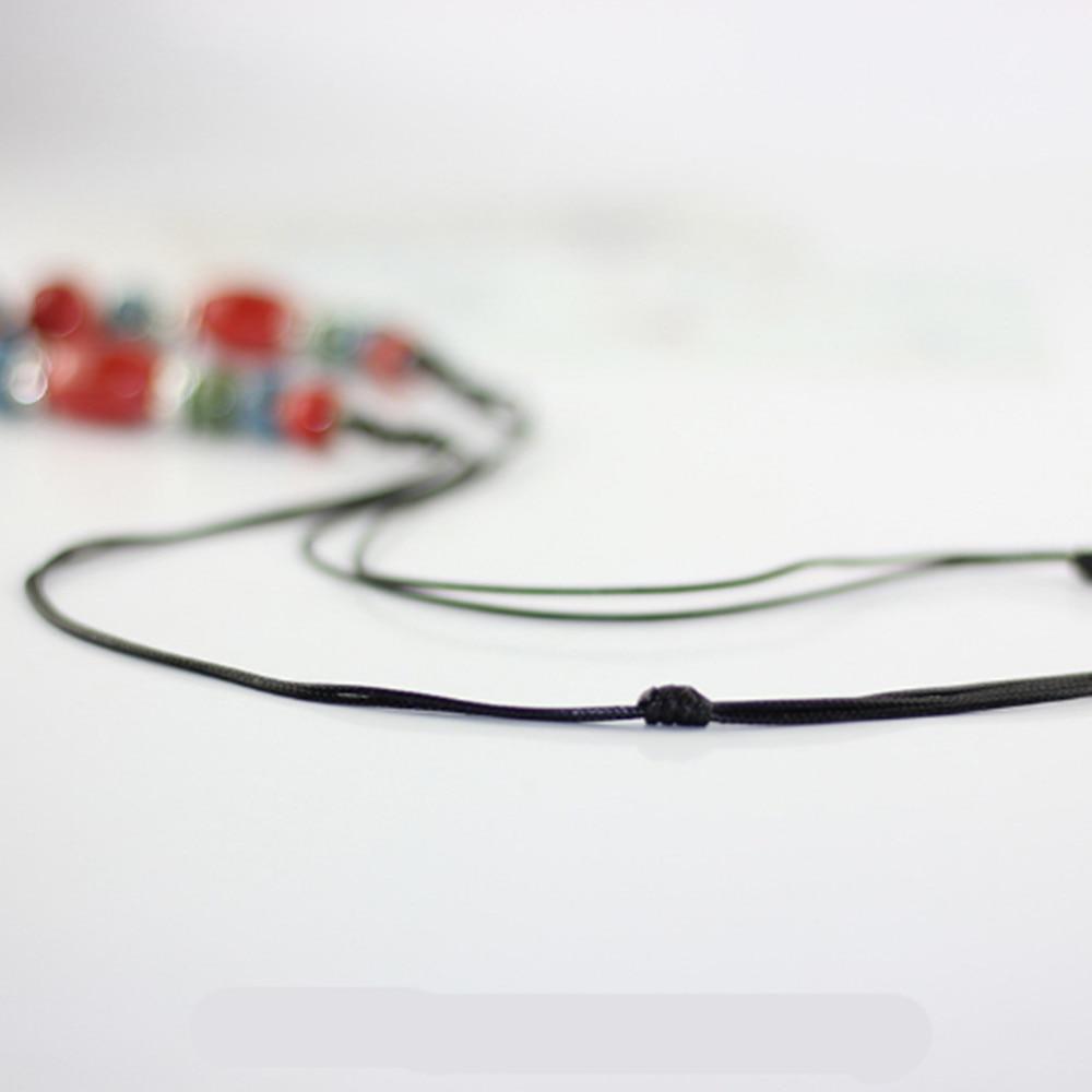 Schöne Retro-Halskette mit Anhänger aus handgefertigten Keramikperlen im Ethno-Stil