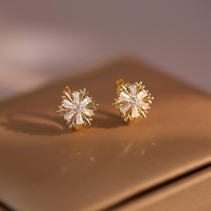 Stylish and Compact Design Snowflake Earrings, Ear Buckles, New Light Luxury High-end Zircon Stud Earrings, Women's Versatile Earrings.