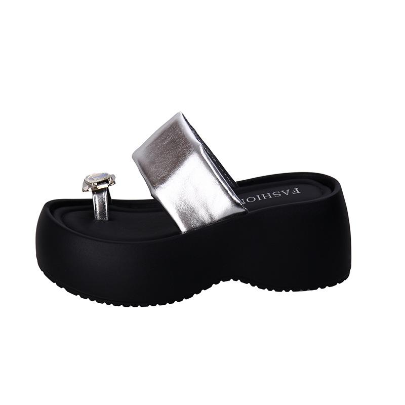 In the Summer of 2025, the New Rhinestone Cover Toe Sponge Cake with Thick Bottom Slope Heel and Cool Slippers Are Worn by Women.