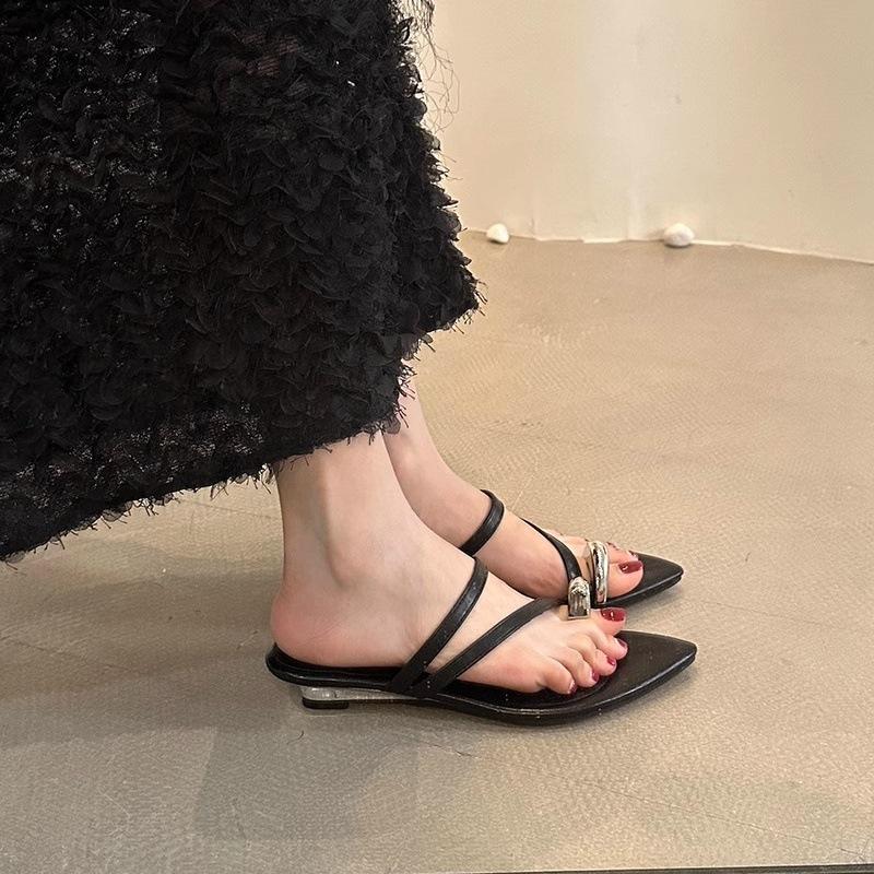 Pointed French wedge heel retro cool slippers women's summer wear 2025 new niche set toe strap Roman sandals