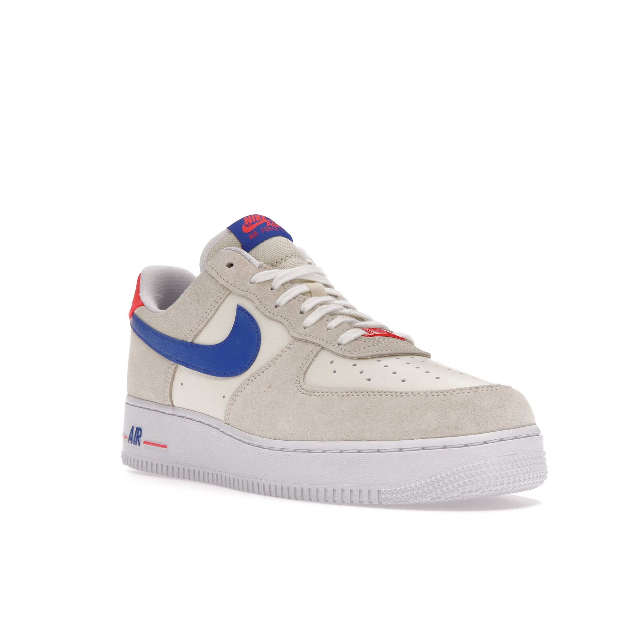 Мужские кроссовки Nike Air Force 1 07 LV8 Coconut Milk Hyper Royal кремово-белые — фото 2
