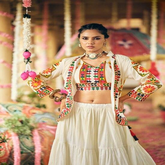 Stilig lagdelt skjørt og brodert jakke lehenga-ensemble