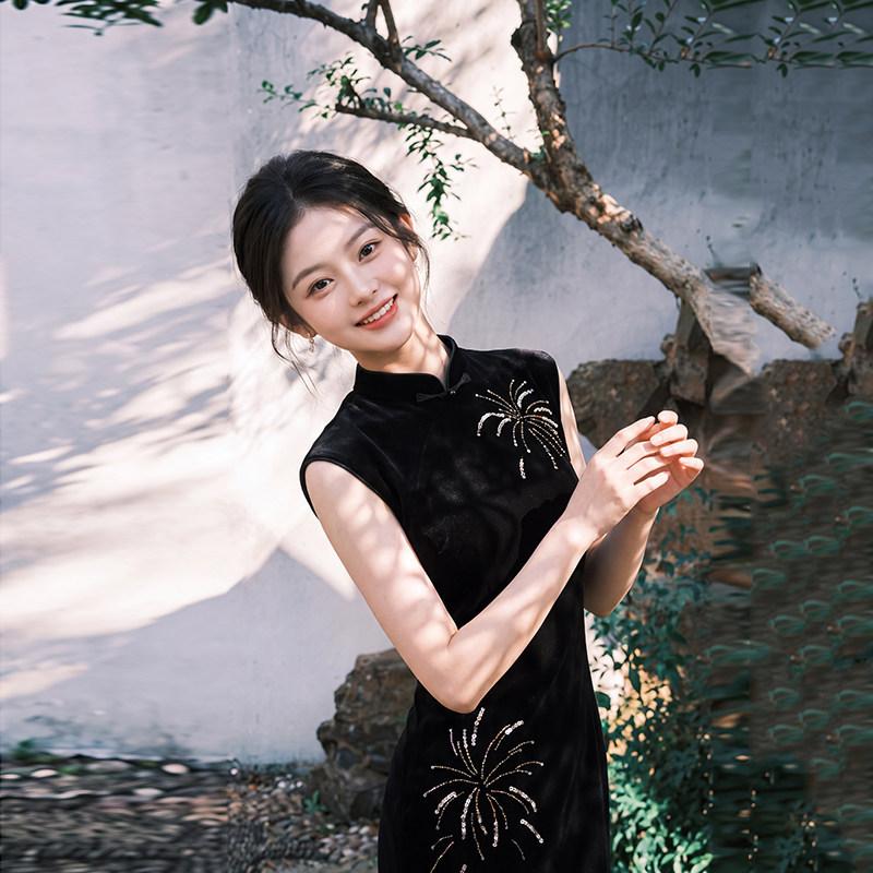 Embroidered black velvet sleeveless national style new Chinese autumn qipao, improved youth 1011 new style for women's sophistication