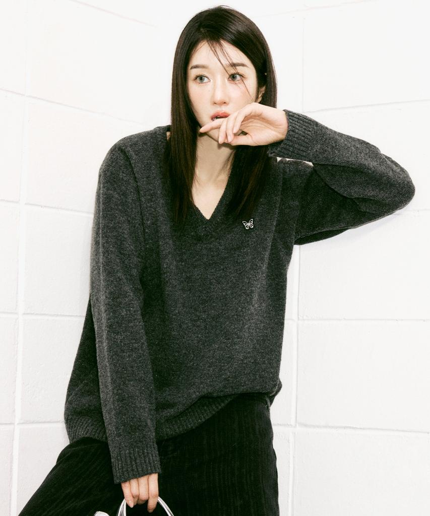 Nigaennikol Butterfly Patch V-Neck Knit_Charcoal