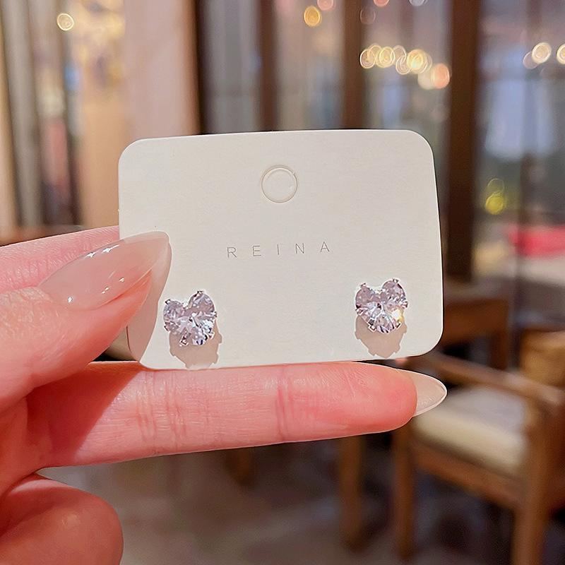 Elegante S925 Silber Perlen- & Zirkon-Herz-Ohrringe für Damen - Leichter Luxus, Alleskönner, High-End-Design