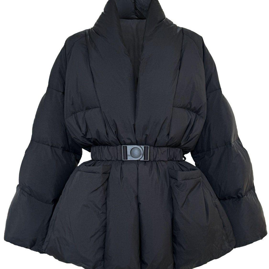 

Женский пуховик приталенного кроя от Design Sense: Зима 2025 Новое пальто в китайском стиле на завязках, маленького размера XL (135-150 lbs recommended) чёрный