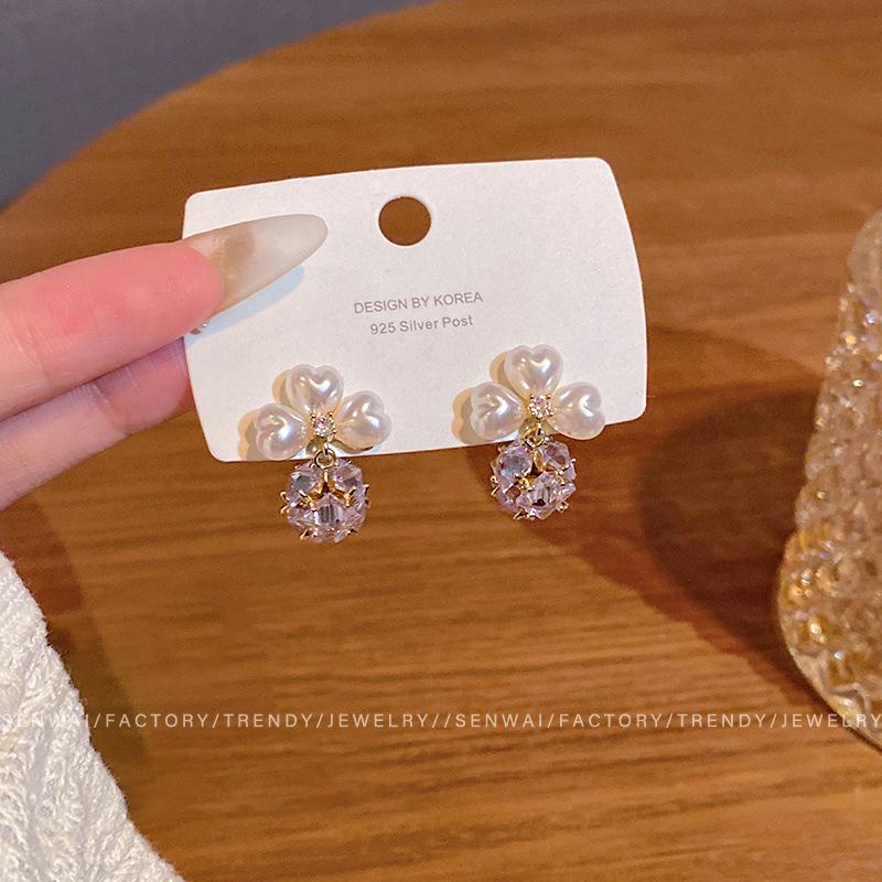 Korean Sweet Temperament Pearl Flower Earrings Women's Light Luxury Niche Design Stud Earrings Exquisite Earrings