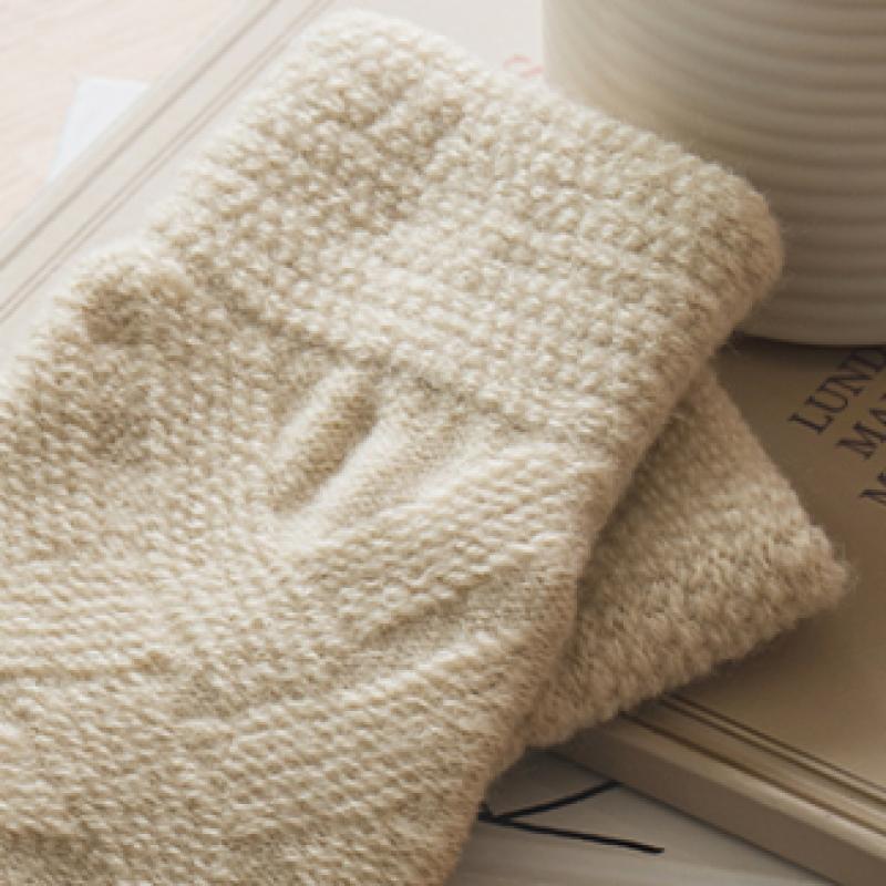 Daiso Oblique Pattern Knitted Gloves Ivory