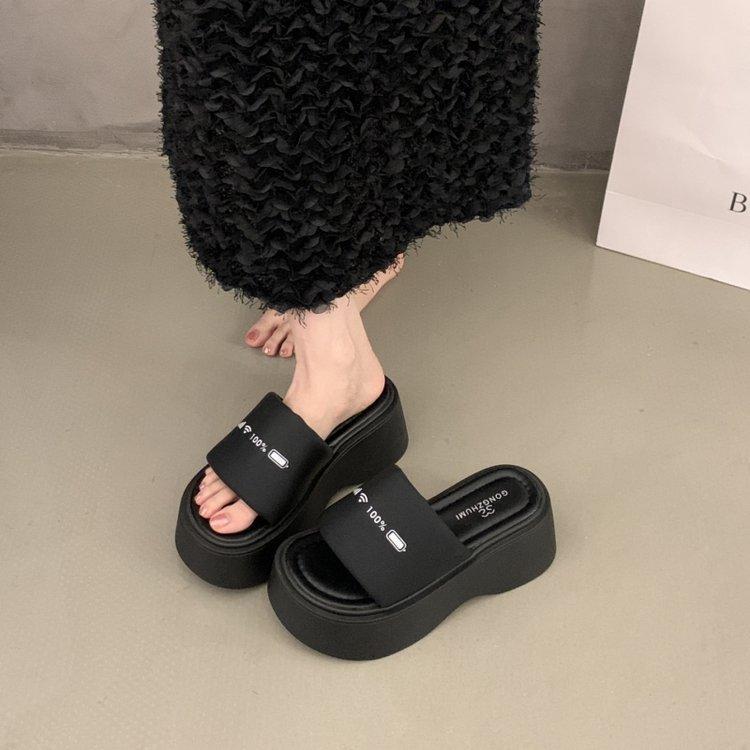 

Thick-soled one-word slippers women s 2025 new outer wear casual and versatile fashion heightening cool slippers small beach shoes 35