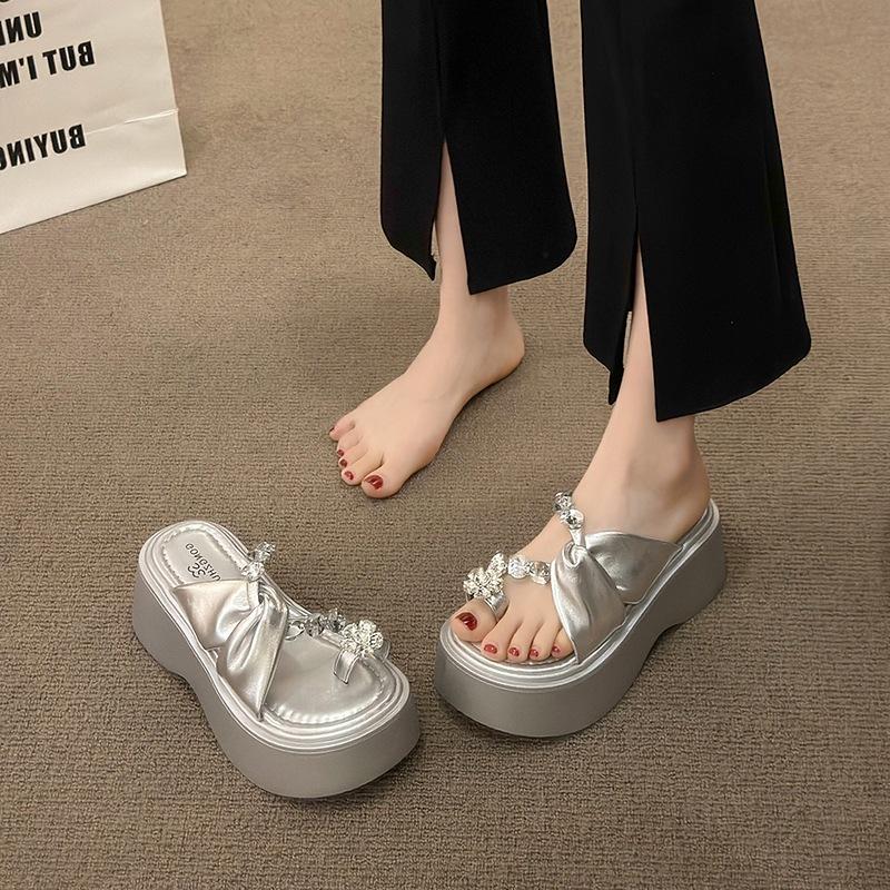 French silver slippers women's summer outer wear fashion 2025 new high-end rhinestone cover toe pinch thick-soled sandals
