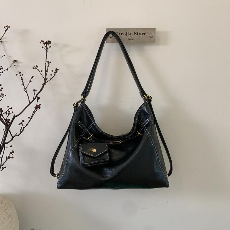 High-value retro commuter large-capacity women s backpack autumn and winter new simple trendy shoulder bag