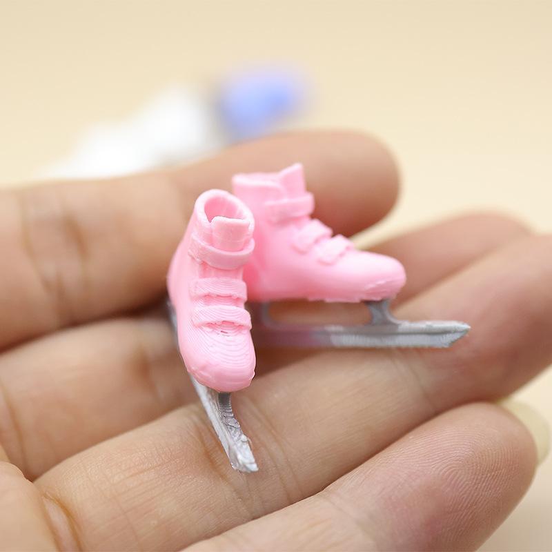 Dollhouse Mini Simulation Skating Shoes 1 Pair Realistic Tiny Ski Footwear Model for Mini Scene Decor Creative Hobby Gifts