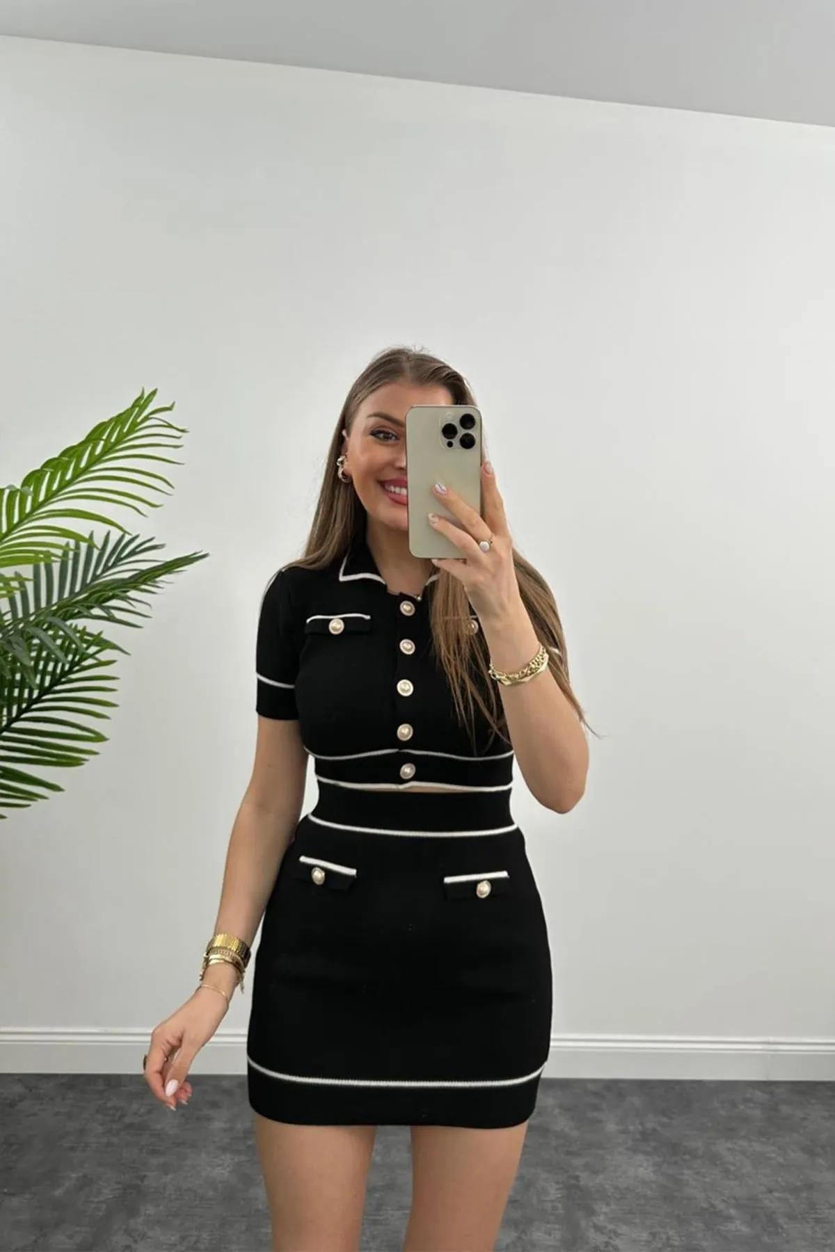 

Женский трикотаж: укороченный топ на пуговицах с жемчугом и мини-юбка