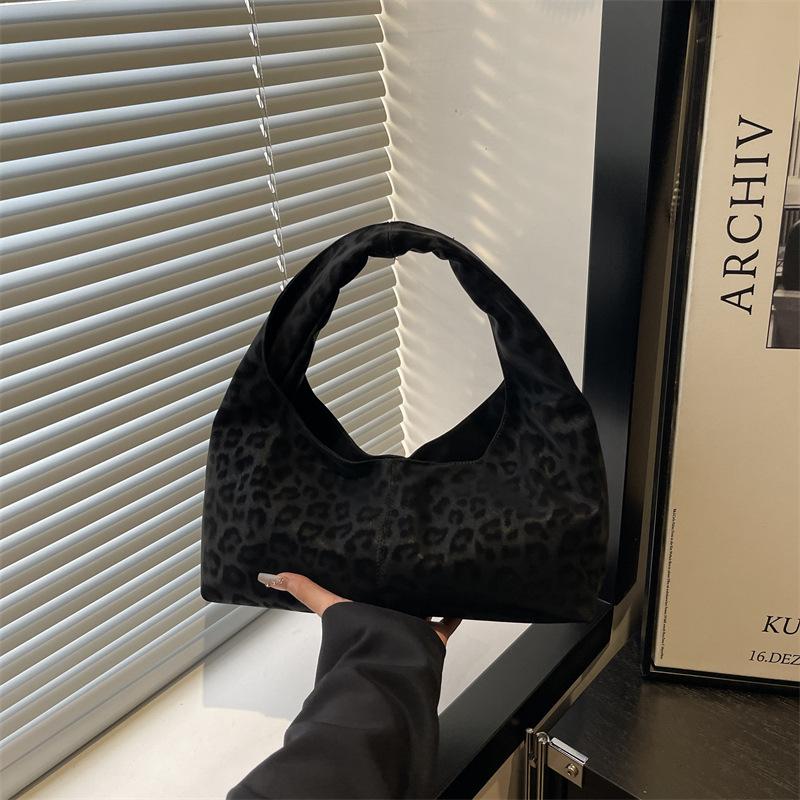 Today's popular leopard print handbags, crescent bags, textured commuter handbags, high-end bags, women's bags.