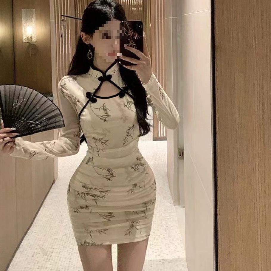 Qipao Sexy con Estampado Floral Chino: Vestido de Primavera que Ceñe la Cintura y Abracela Cadera