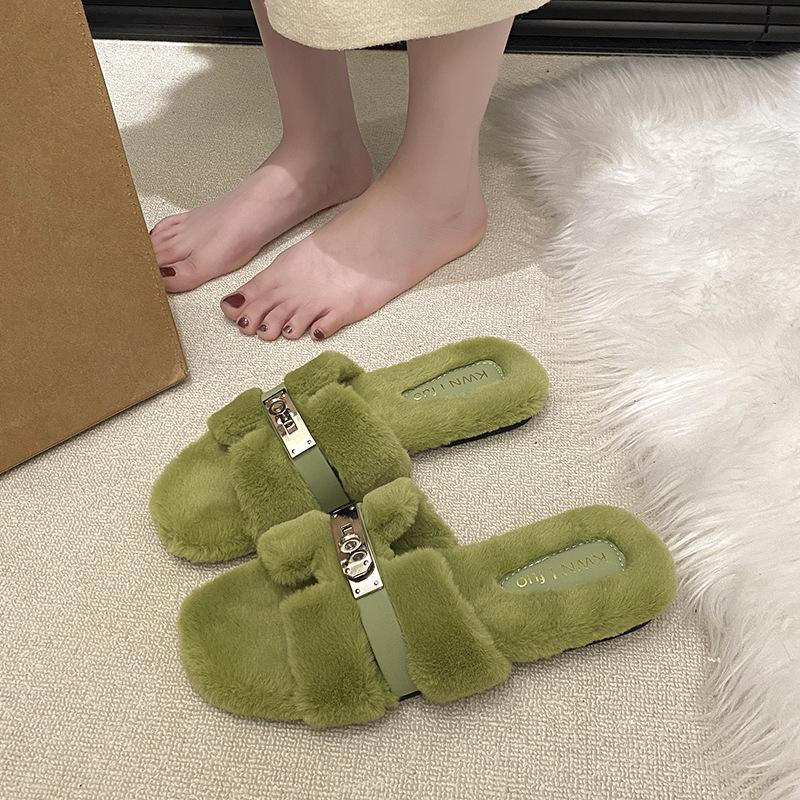2025 neue flauschige Hausschuhe Damen tragen flache Sohle Samt Internet-Berühmtheiten rutschfest Wortkreuz Metallschnalle Retro Baumwollmopp