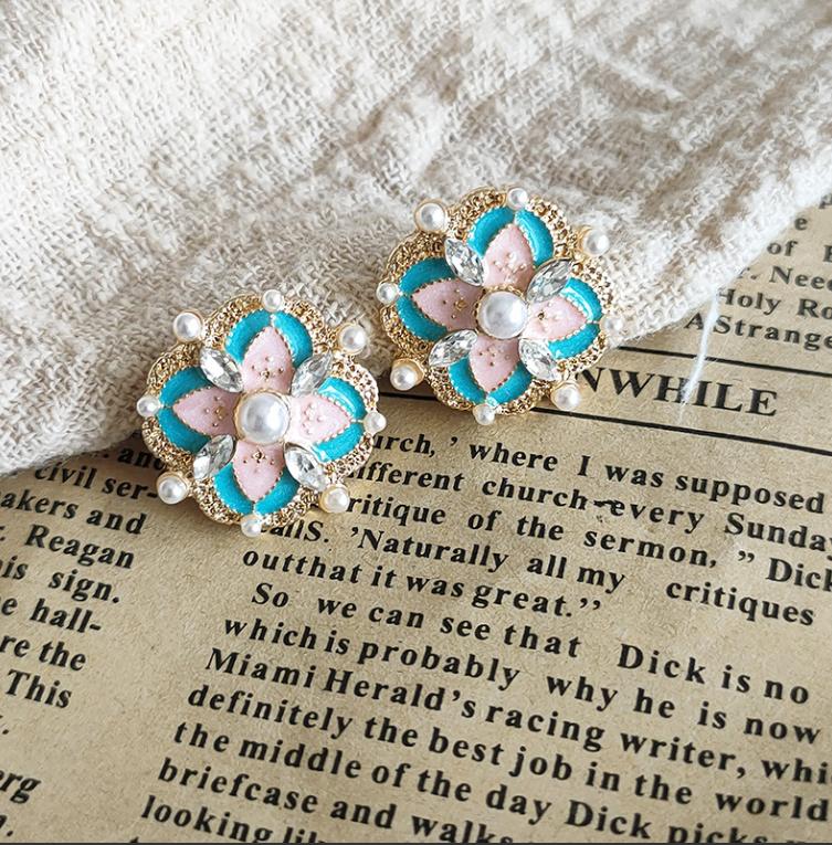 Mihmily Marca: pendientes europeos de moda retro, diamantes de imitación brillantes, dulce personalidad.