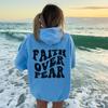 Faith Over Fear Dame Plysj genser Ensfarget Brevtrykk Kangaroo Pocket hettegenser med snøring