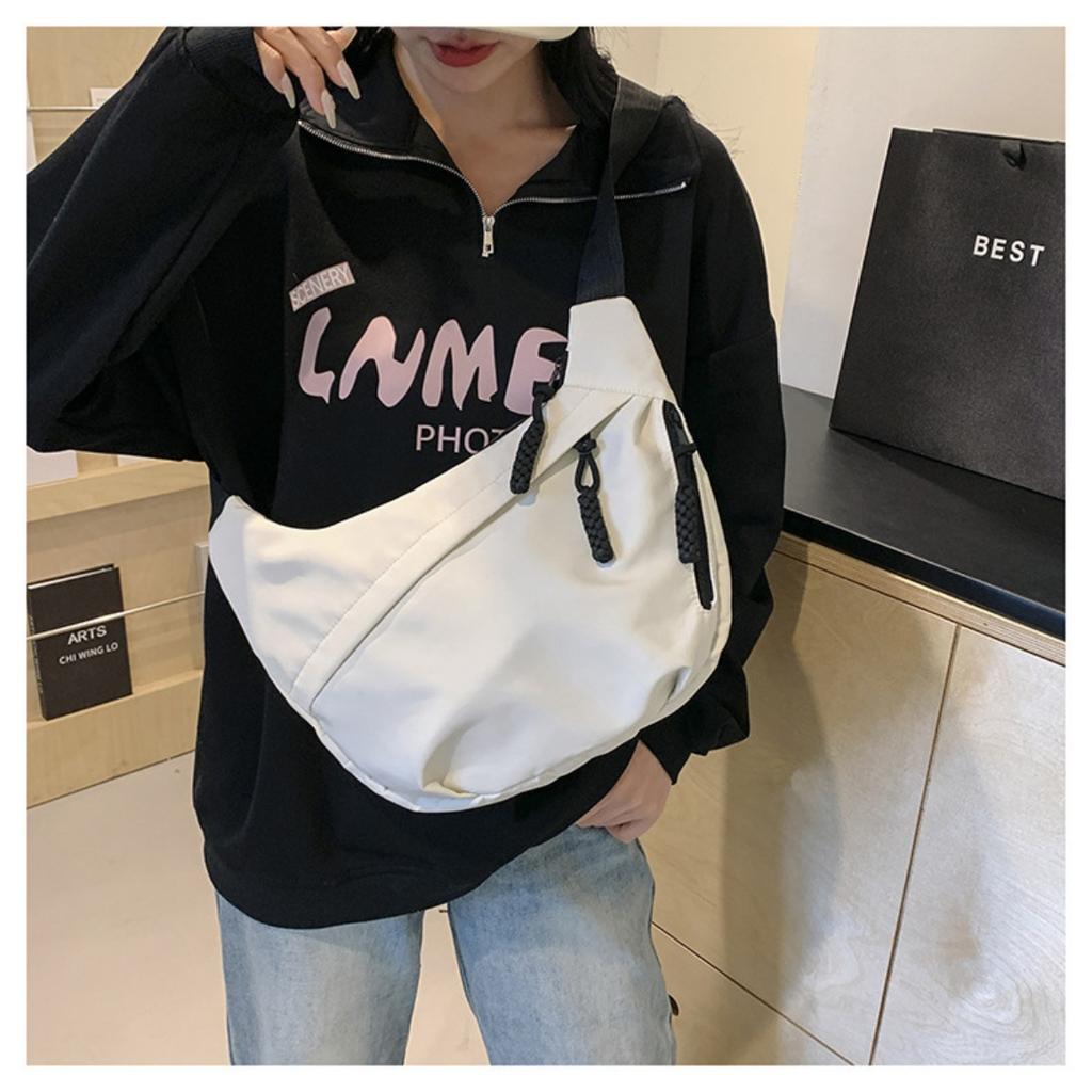 Torba typu tote w stylu neutralnym z paskiem do noszenia rzeczy fitness. Nowa mini torebka w stylu ulicznym z paskiem na ramię. Lekki