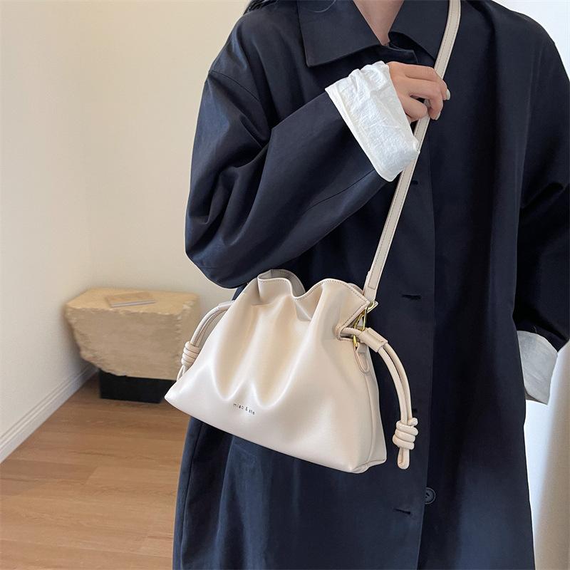 Popular super fire niche pumping with underarm bucket bag women's bag 2025 summer new simple and versatile shoulder messenger bag
