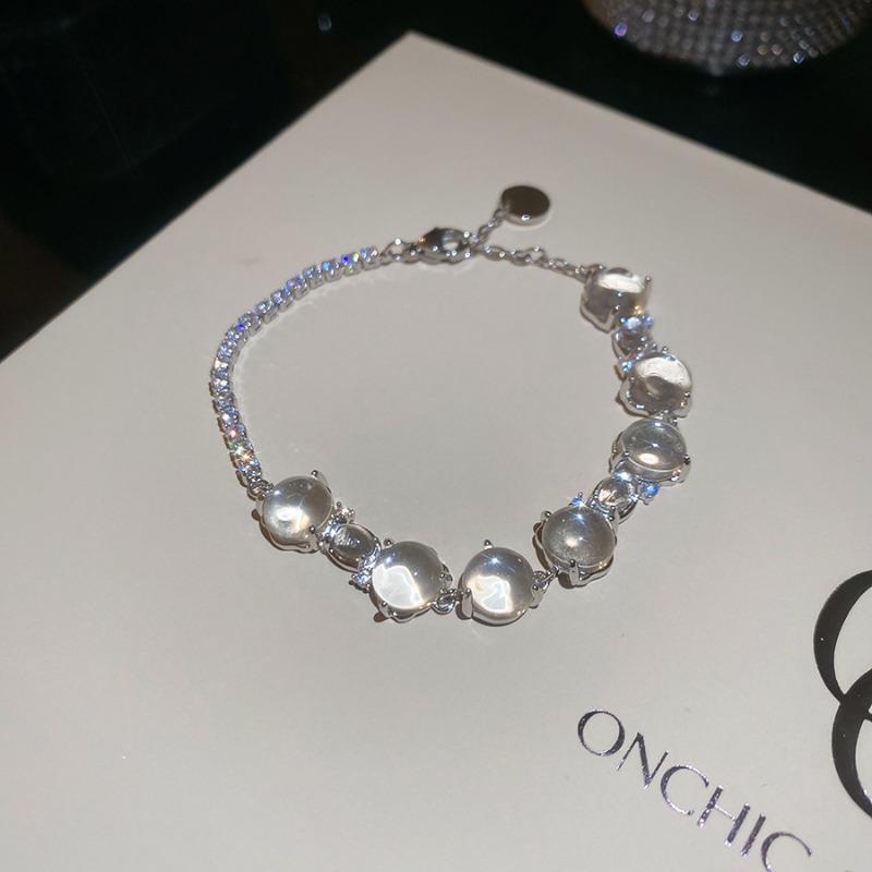 Zircon water drop flower crystal bracelet fashionable simple and versatile temperament bracelet exquisite light luxury high-end jewelry women