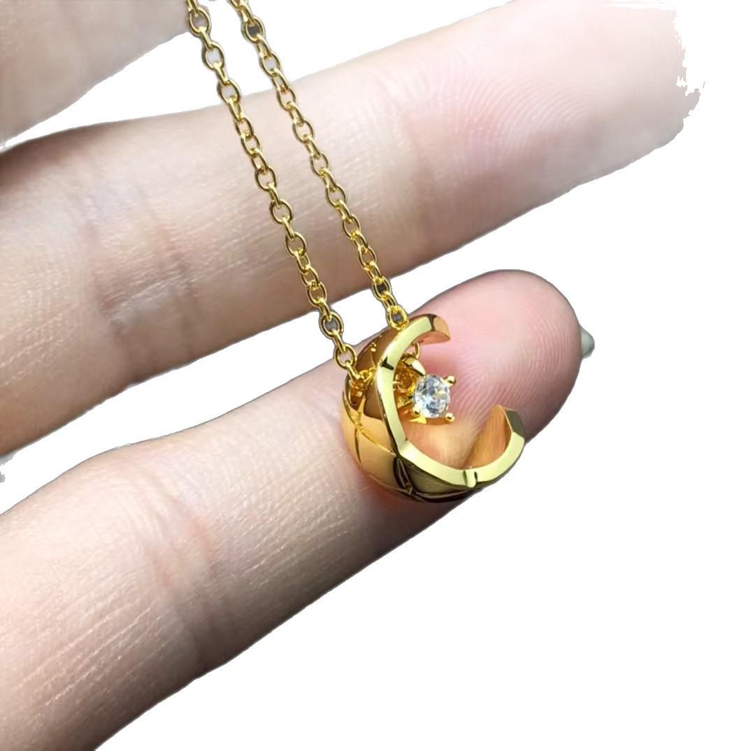 

18k Gold Coco Argyle Necklace with Diamond-Plated Pendant & Ice Moon Design Ice Moon Argyle Necklace розового золота