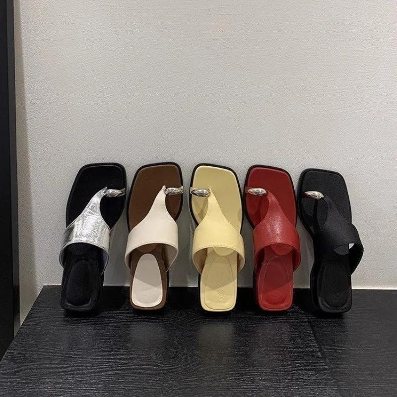 Fashion Women's Flat Sandals Slippers Clip Toes Casual On Beach Shoes 2025 Summer Outside Women's Wedge Metal Decorative Slippers