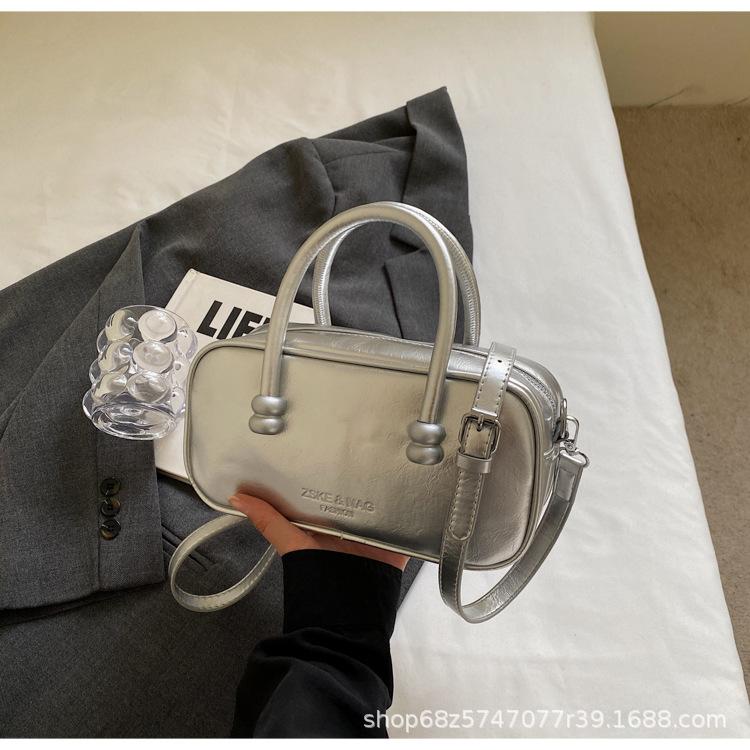 Super fire niche design bag female 2025 Chinese New Year French aunt wearing messenger bag exquisite portable small bag