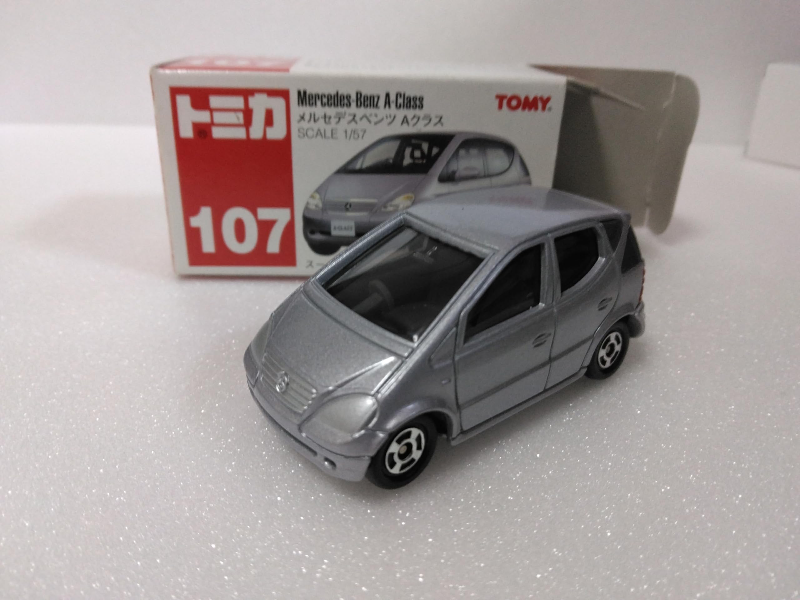 

Томика Нет. 107 (Масштаб 1/67) Mercedes-Benz A-класса миникар, серебристый, сделано в Китае