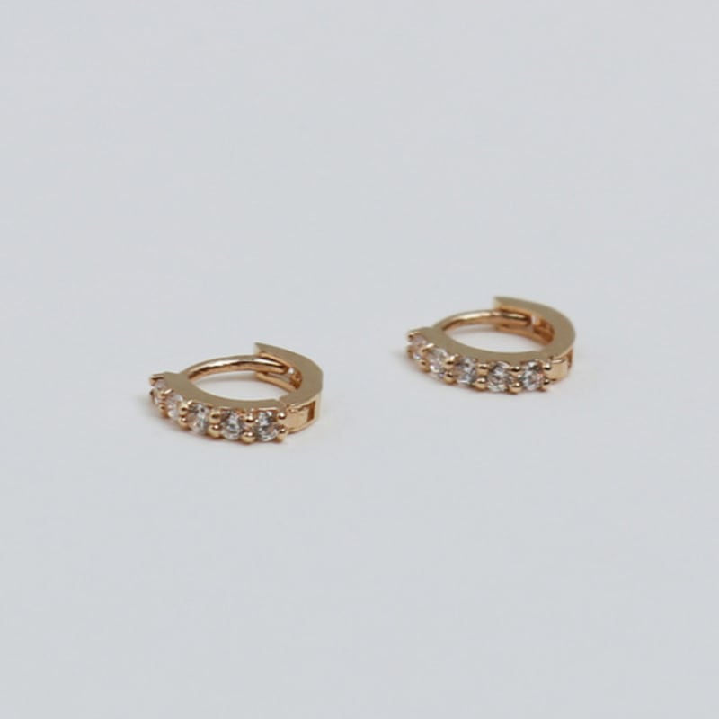 Less is more 14K gold one touch pave earring
