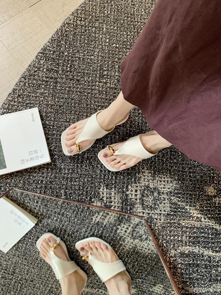 Sheepskin version~ Genuine leather casual sleeve toe flip-flops women's summer wear metal buckle flat bottom pinch slippers beach sandals