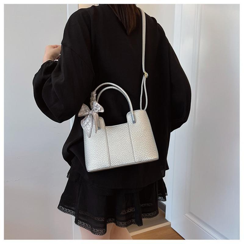 Today's popular bags are women's summer versatile new casual messenger bags and women's portable bucket bags.